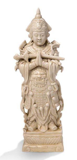 CHINE Statuette en porcelaine blanc de Chine, représentant un Guandi en armure dans...