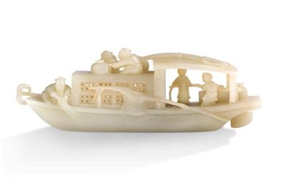 CHINE Groupe en jade céladon, sculpté et ajouré, en forme de bateau, sur lequel se...