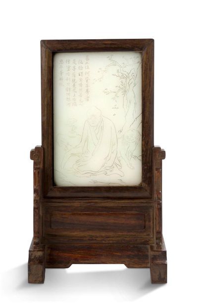 CHINE Petit écran de lettré en jade blanc, gravé en léger relief, représentant Kanakavatsa,...