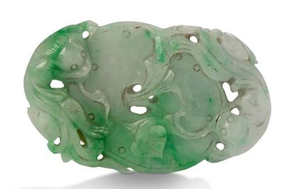 CHINE Jadeite pendant, representing a bi disc surrounded by two felines.
H. 9 cm...