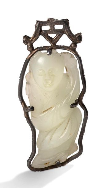 CHINE Celadon jade pendant, representing a child, with a silver setting.
H. 5.2 cm...