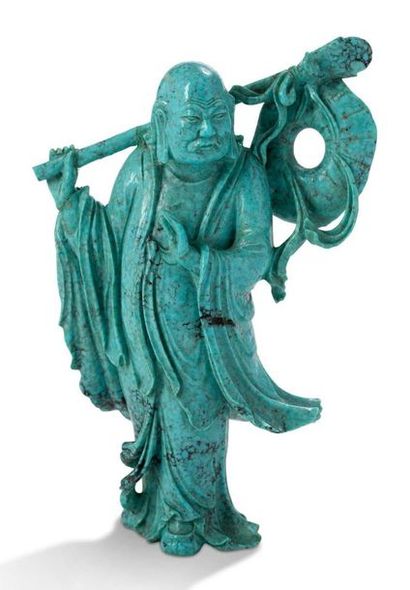 CHINE Statuette en turquoise représentant un lohan tenant une lance au bout de laquelle...