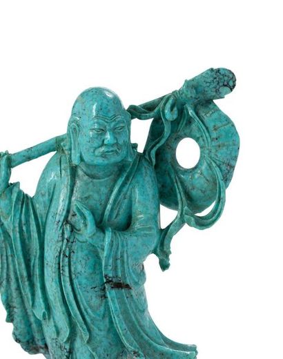 CHINE Statuette en turquoise représentant un lohan tenant une lance au bout de laquelle...