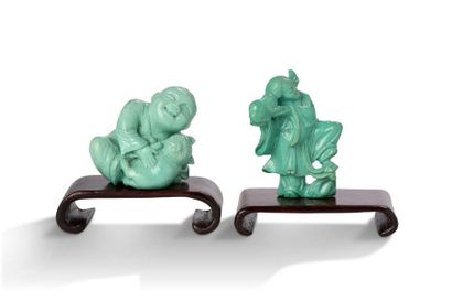 CHINE Ensemble de cinq petits sujets en turquoise, dont deux représentant Liu Hai...