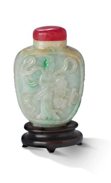CHINE Flacon-tabatière de forme aplatie en jadéite infusée de vert émeraude et de...