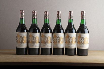 null 6 B CHÂTEAU HAUT BRION (Wooden case of 12 given to the buyer) 1 to 2.8; 1 to...