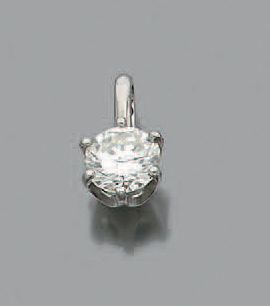 null PENDENTIF «DIAMANT»
Diamant taille moderne, platine (950).
Poids du diamant:...