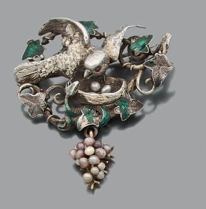 null BROCHE «OISEAU»
Émail et perles, argent (<800).
Milieu XIXe. Écrin. Manques.
L.:...