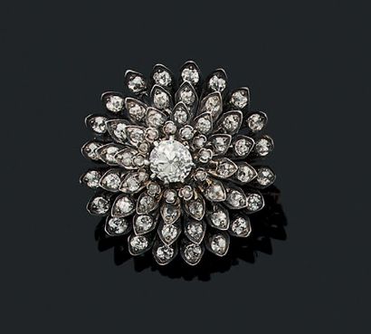 null BROCHE «CHARDON»
Diamant de taille ancienne, or 18K (750) et argent (<800).
Époque...