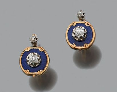 null 
PAIRE DE DORMEUSES Émail et diamants de taille rose, or 18K (750).



Époque...