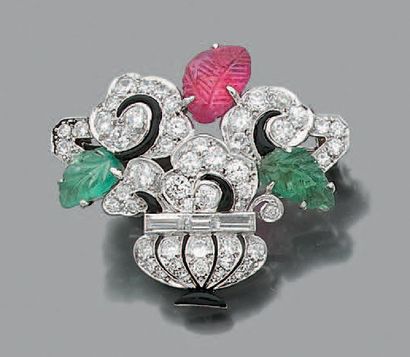 CARTIER Basket brooch engraved
rubies and emeralds, round diamonds and baguettes,...