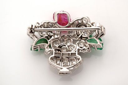 CARTIER Basket brooch engraved
rubies and emeralds, round diamonds and baguettes,...