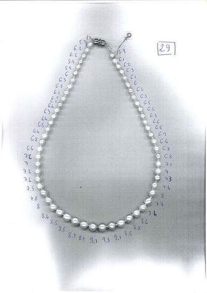 null NECKLACE "PERLES FINES"
Drop of 50 fine pearls and 10 fancy pearls.
L.: 46 cm...