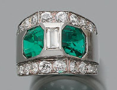 null RING "CHEVALIÈRE" Round
diamonds and baguettes, green stones, platinum (850).
Td:...