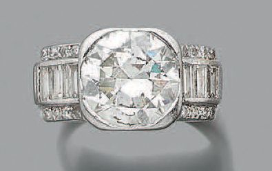 null RING "DIAMONDS"
Diamond half-cut diamond shouldered with baguette-cut diamonds...