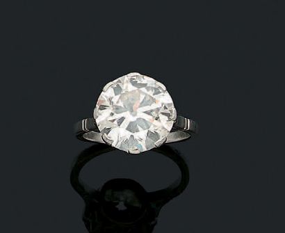 null RING "SOLITAIRE" Antique cut
diamond, platinum (950).
Diamond weight: 4.80 -...