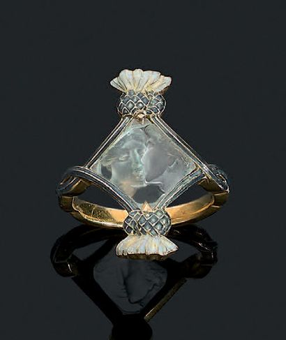 LALIQUE 
RING " THE KISS ". Two profiles kissing, one in relief, the other in intaglio....