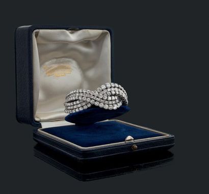 BOUCHERON 
IMPORTANT BRACELET Diamants ronds, de taille brillant et diamants baguettes,...