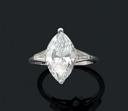 null BAGUE «DIAMANT»
Diamant navette de taille moderne, diamants trapèzes, platine...