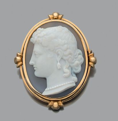 null BROCHE - PENDENTIF «PROFIL FÉMININ»
Camée sur agate, or 18K (750).
H.: 6 cm...