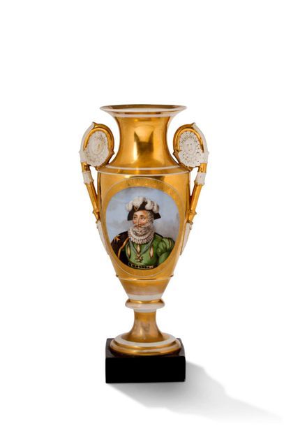 PARIS 
Paire de vases en porcelaine à décor
polychrome de cavaliers sur une face
et...