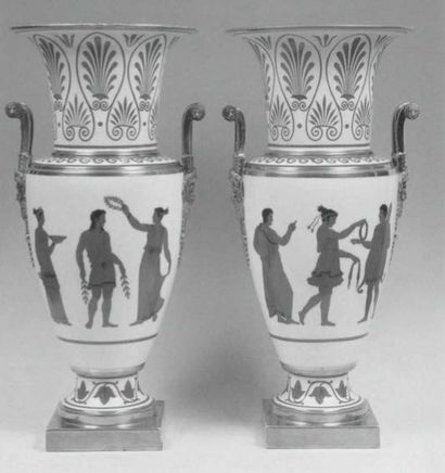 PARIS, MANUFACTURE DE DAGOTY Belle paire de vases fuseau en porcelaine
dure munis...