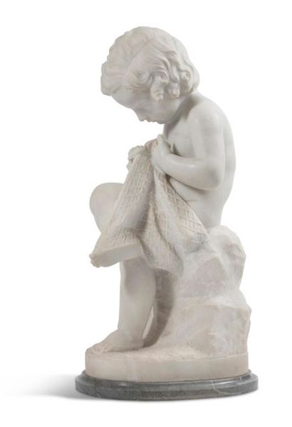 Dans le goût d'Antonio CANOVA (1757-1822) 
Angelot tissant
Épreuve en marbre blanc.
Porte...