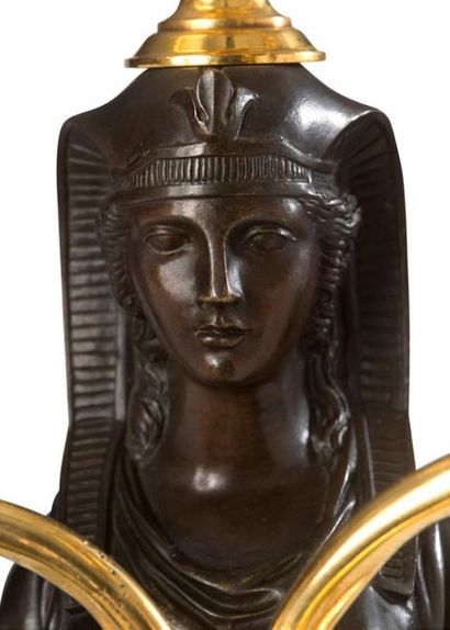 null EXCEPTIONNELLE PAIRE
DE CANDÉLABRES
AUX ÉGYPTIENNES

en bronze ciselé, doré...