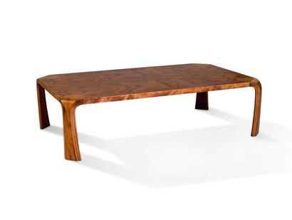 SABURO INUI (1911 - 1991) 
Table
Japanese elm, rosewood
33 x 121 x 75 cm.
Tendo Mokko,...