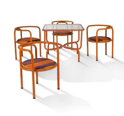 GAETANA AULENTI DIT GAE (1927-2012) 4 fauteuils, 1 table de la série Locus
Solus
Métal,...
