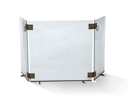 TRAVAIL FRANÇAIS Fire
screen Glass, brass
60 x 125 cm.
Circa 1950