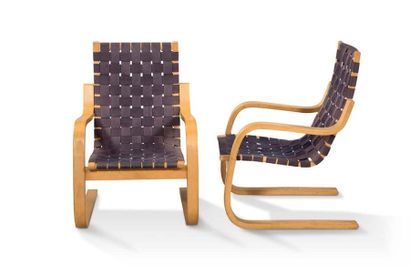 Alvar Aalto (1898-1976) 
Paire de fauteuils dits 406
Lin, bouleau
87 x 60 x 72 cm.
Artek,...