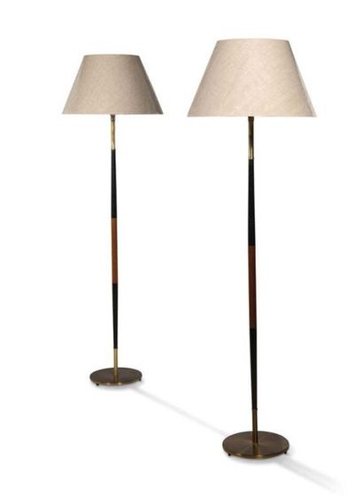 JO HAMMERBORG (1920-1982) 
Paire de lampadaires
Acier, palissandre, cuir
H.: 167...