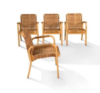 Alvar Aalto (1898-1976) 4 fauteuils dits 45
Bouleau, cannage
81 x 62 x 63 cm.
Artek,...