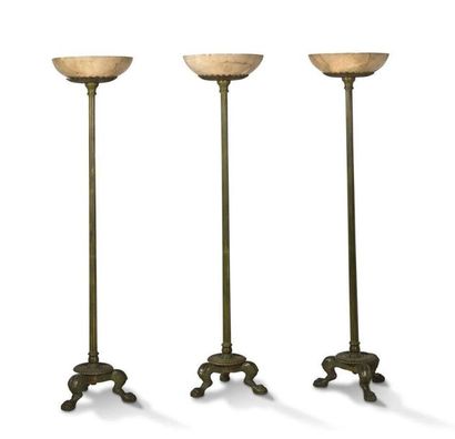 TRAVAIL FRANÇAIS Suite de 3 lampadaires
Bronze, albâtre
H.: 176 cm.
Circa 1960
