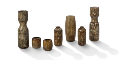 GUNNAR NYLUND (1904-1997) 7 vases
Céramique 8.5 x 7.5 cm. 15.5 x 6.5 cm.; 22.5 x...