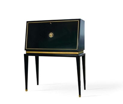 JACQUES ADNET (1901-1984) 
Cherrywood veneered desk
unit, bronze
115 x 88 x 37 cm
Circa...
