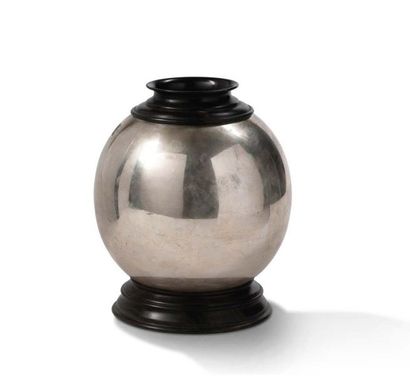 ATELIER POMONE Vase
Bois, métal
H.: 25 cm.
Circa 1940