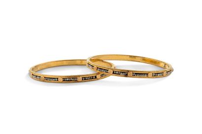 LOT BRACELETS LOT Bracelets
Bracelets joncs anciens sertis de petites perles, or...