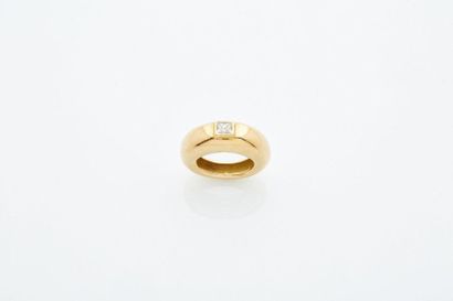 CHAUMET CHAUMET
Bague jonc sertie d'un diamant taille princesse, or jaune 18K (750).
Signée...