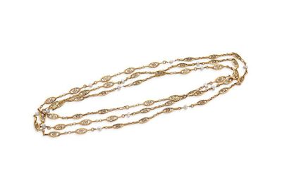 Sautoir filigranné Chaine
15 petites soufflures de perles, or jaune 18K (750).
L.:...