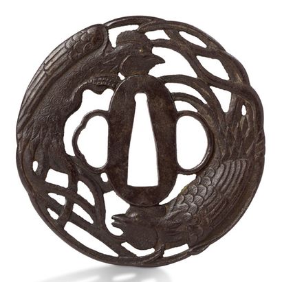 JAPON 
Tsuba mokko-gata en fer, à décor ajouré de deux coqs s'enroulant sur le pourtour....