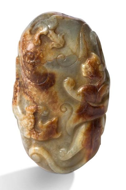 CHINE 
Flacon tabatière en jade céladon veiné de rouille et brun, sculpté en léger...