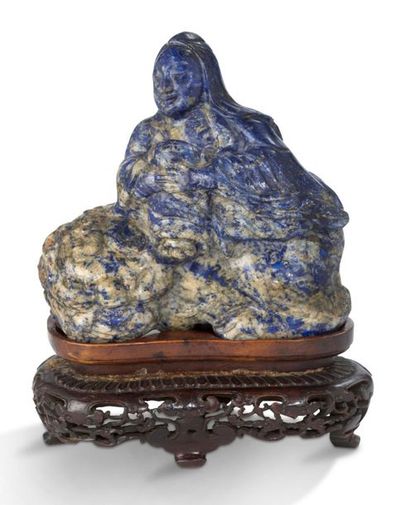 CHINE 
Sujet en lapis-lazuli représentant un personnage assis sur un lion.
H : 10...