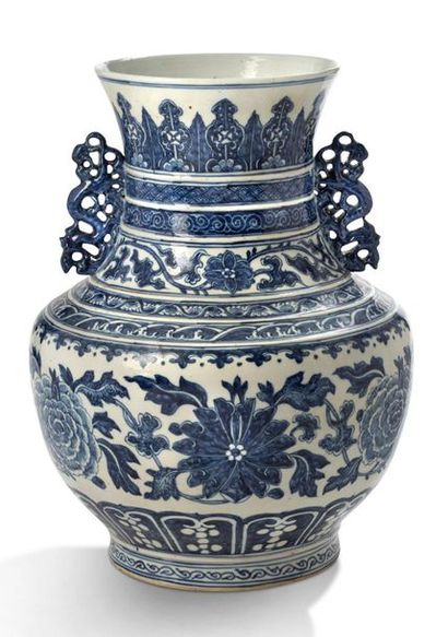 CHINE 
Vase Hu en porcelaine bleu-blanc à décor de rinceaux de lotus et motifs stylisés,...