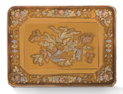 Genève ou Hanau 
Rectangular snuffbox in gold of three colours chiselled on the cover...