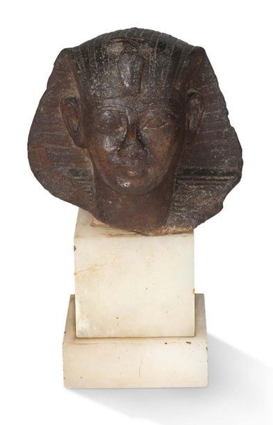 D'après l'Antique 
Portrait de Pharaon à la coiffe royale
Sculpture en pierre noire...