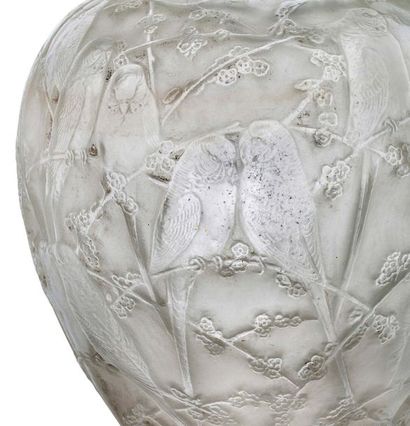 RENE LALIQUE (1860-1945) 
Vase «Perruches» de forme ovoïde en verre soufflé-moulé....