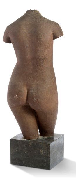 Louis Dejean (1872-1954) 
Nu féminin
Epreuve en terre patinée brun sur socle cubique...