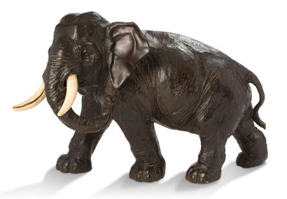 JAPON ~ Grand okimono en bronze de patine brune représentant un éléphant passant,...